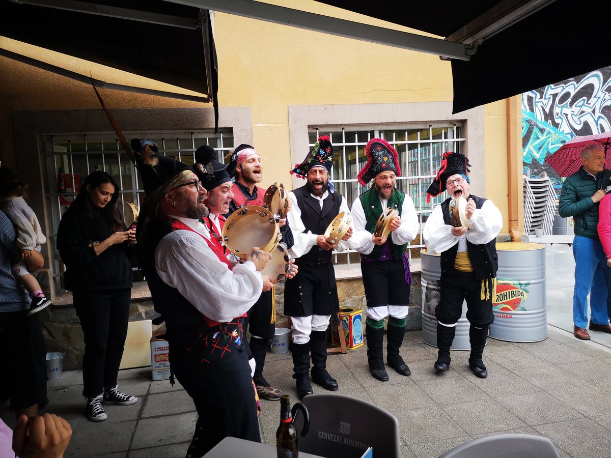 Agora mesmo en San Vicenzo de Elviña, os #Maghúa en pleno explendor!!!

Aínda chegades para a festa!!

#Coruña
#LetrasGalegas2022
