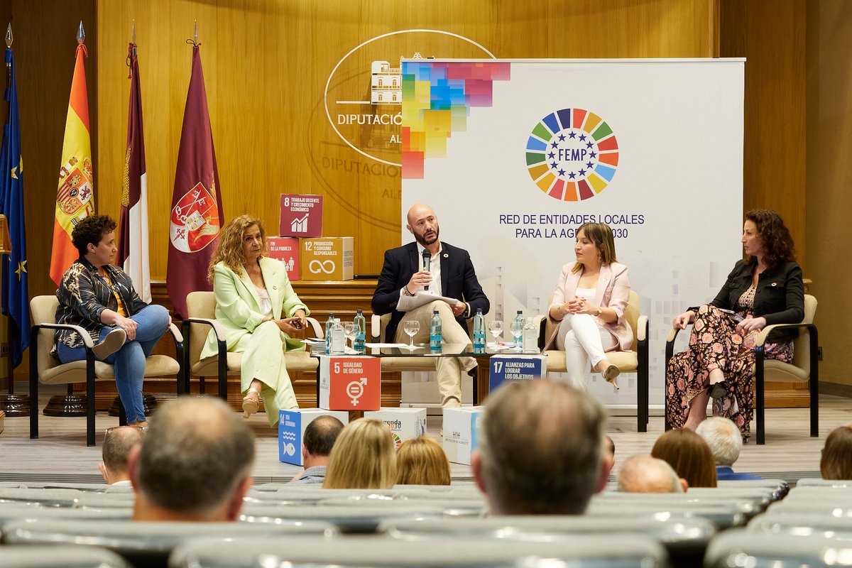 fempcomunica's tweet photo. 🗨️Jornadas #GobiernosLocales e implementación de la #Agenda2030
🗣️ @Hila: "La @redagenda2030 #FEMP es una muestra del #CompromisoLocal"
🗣️@SantiCenizate: "80% de #Metas2030 apelan a la #AcciónLocal"
🗣️@Emiliosaezcruz: "Los ODS no son una opción”
📰: https://t.co/TjizWbp2Y7 https://t.co/uHN8wsDhfK
