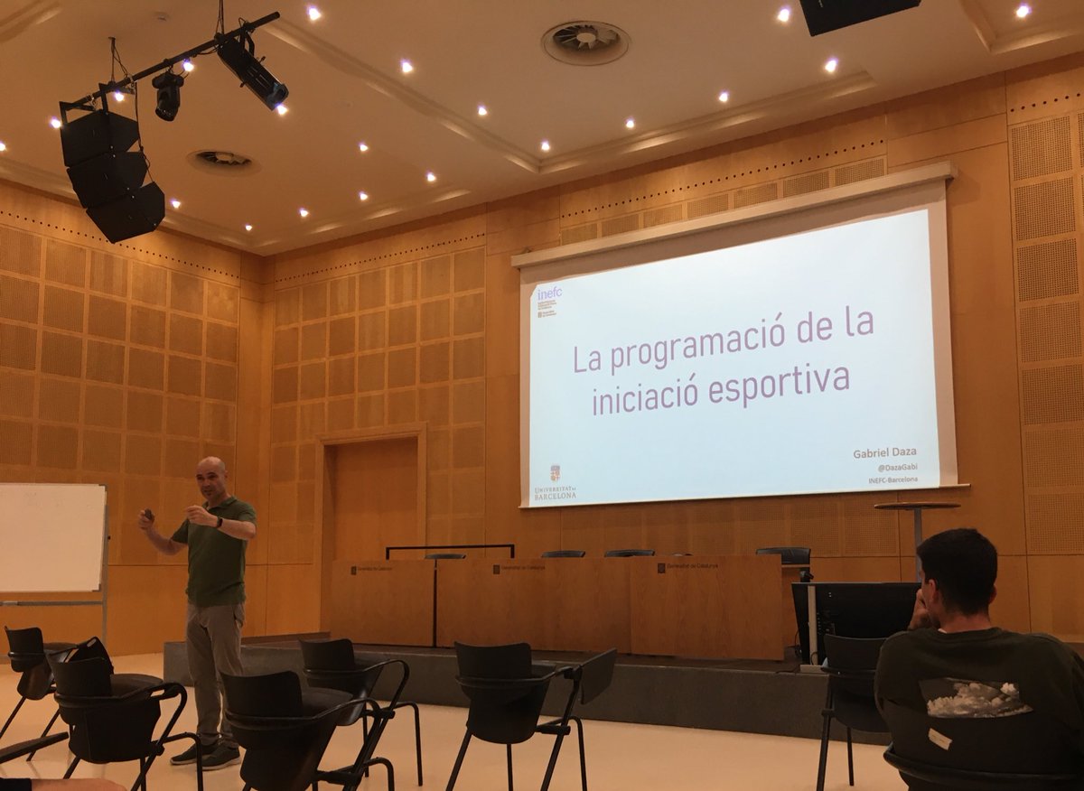 The_Hunters2k22's tweet photo. Magnífica la xerrada participativa d’en Gabriel Daza sobre la iniciació esportiva i tot el que l’envolta. Reveladora i molt clara, hem adquirit molts aprenetatges nous. Moltes gràcies @DazaGabi .
#2022_PEAFE https://t.co/QuURSf6v6Q