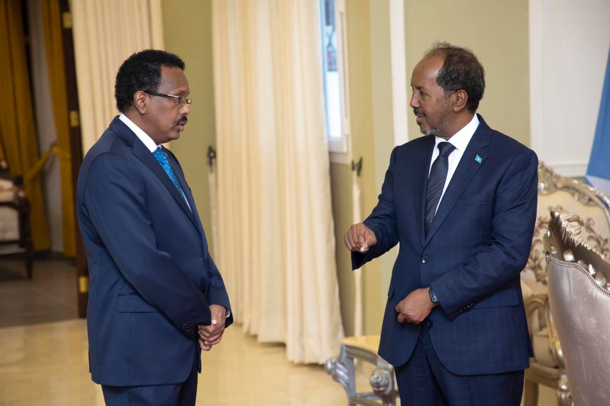 HassanSMohamud's tweet photo. Waxaan u mahadcelinayaa madaxweyne Maxamed Cabdullaahi Farmaajo oo igu qaabilay xarunta madaxtooyada dalka, sidoo kale waxaan u mahadcelinayaa dalalka aan walaalaha iyo saaxiibada nahay ee dalkeena u soo diray dhambaallada hambalyada ah https://t.co/4okv6c12m3