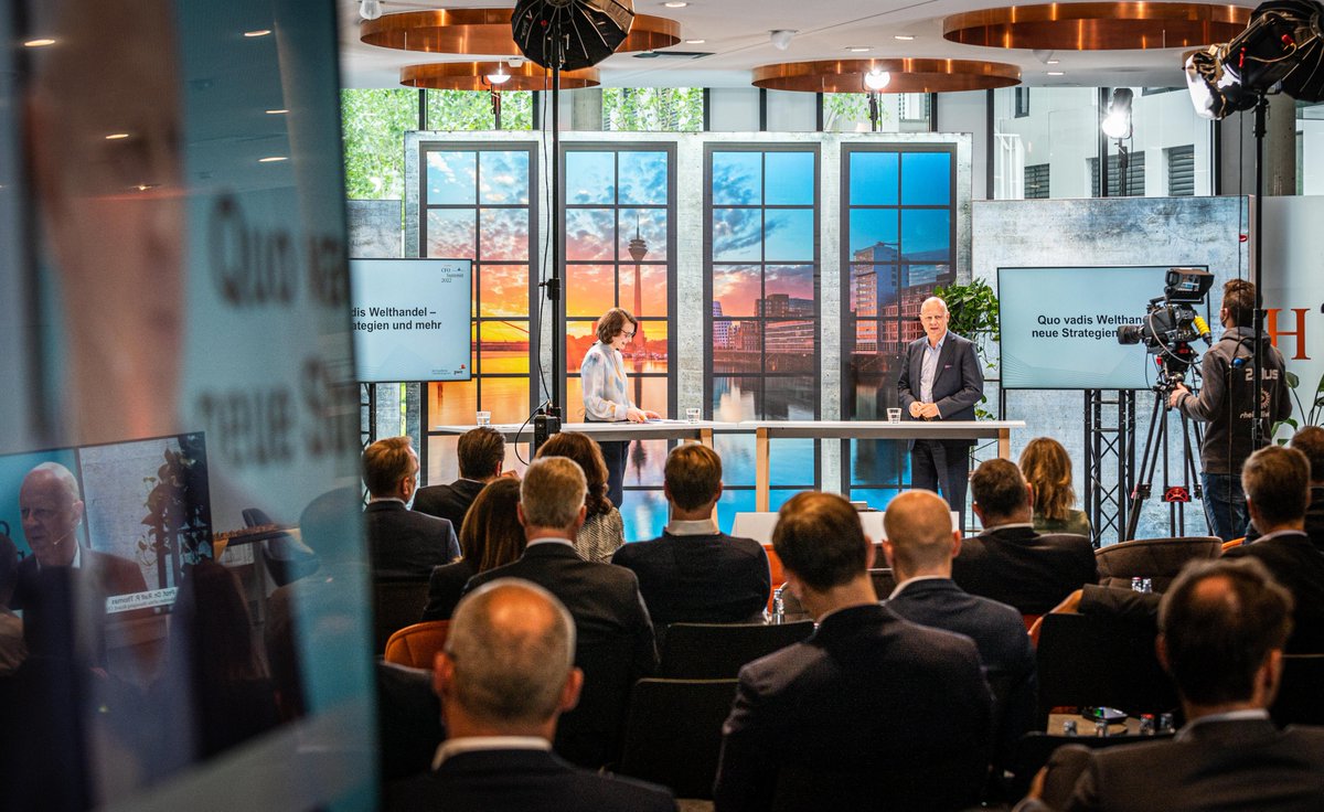 siemens_press's tweet photo. „Am Ende des Tages zählt die Umsetzung der Strategie mit Digitalisierung, Nachhaltigkeit, Wachstum sowie Portfolio-Optimierung. Dazu braucht man einen langen Atem – dazu sind wir bereit und fähig“, so unser CFO Ralf P. Thomas auf dem #HBCFO.
(Foto: @handelsblatt #CFOSUMMIT 2022) https://t.co/UeU7Y3Ny4F