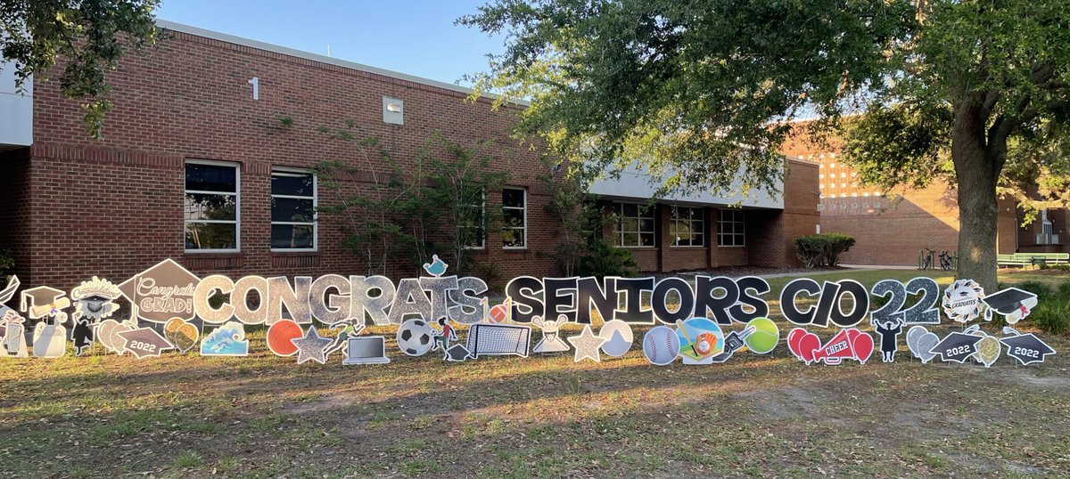 EvanaFretterd's tweet photo. SURPRISE!! For the class of 2022 @FPCHS. Post your pictures!! Big THANK YOU to our local Sign Greeters for celebrating our seniors. #community   @FlaglerSchools https://t.co/WWSacAEnxu