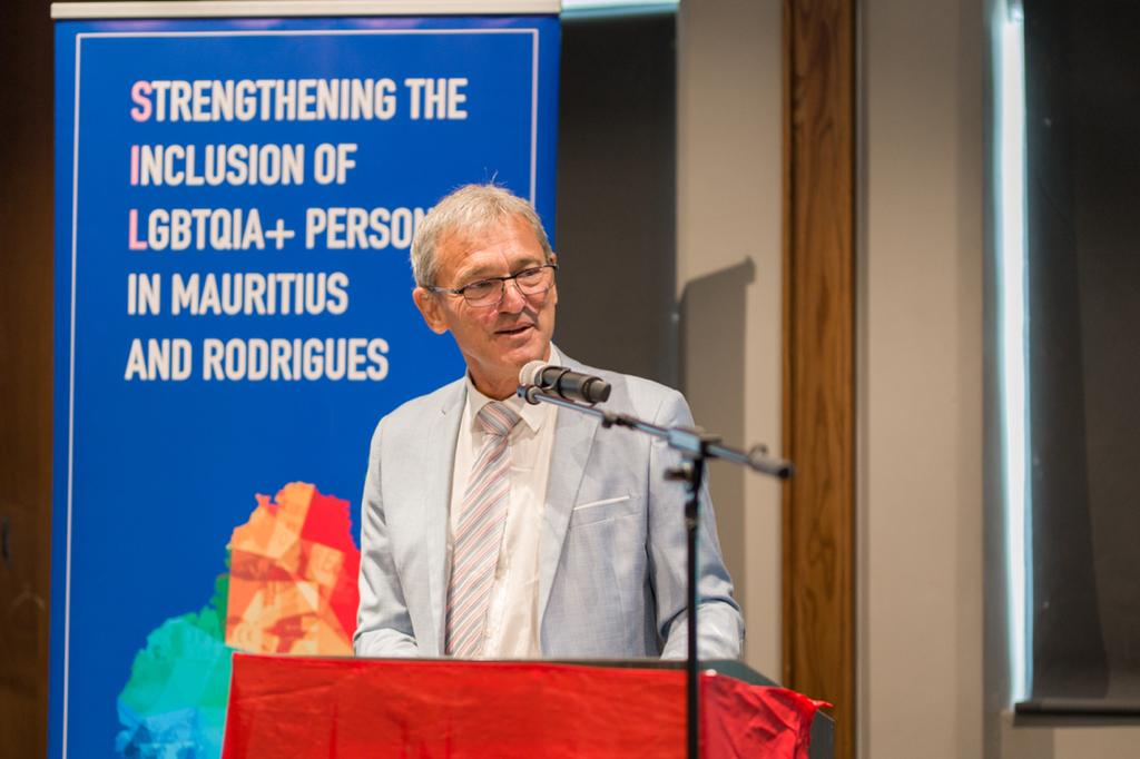 EUAmbMauritius's tweet photo. L'UE continuera à lutter inlassablement contre la discrimination fondée sur l'orientation sexuelle &amp; l'identité de genre. 
| Mon discours lors de l'ouverture d'une table ronde organisée par @CAEC_Mauritius  à l’occasion de #IDAHOBIT2022  ➡️https://t.co/4rPTAK6Sdd https://t.co/Z9IzmulKHx