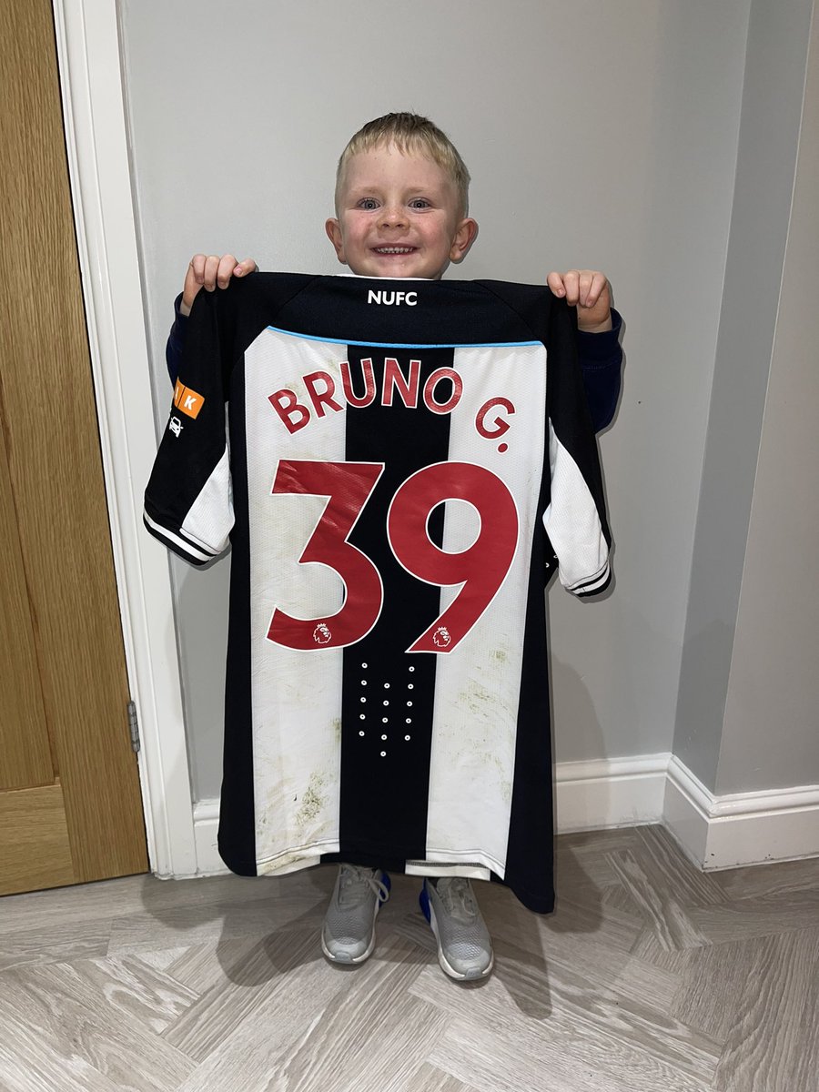 Laurenxreynolds's tweet photo. Wow😍 memories to last a lifetime! Thank you Bruno for making my little boys dream come true last night 👕🤍🖤

BRUNO’S FUCKING MAGIC🪄 @brunoog97 @NUFC https://t.co/9JmiQXyKRh