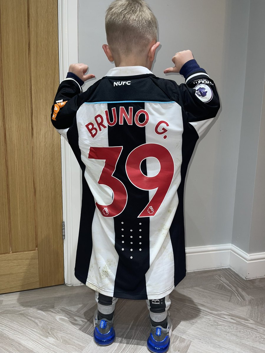 Wow😍 memories to last a lifetime! Thank you Bruno for making my little boys dream come true last night 👕🤍🖤

BRUNO’S FUCKING MAGIC🪄 <a href="/brunoog97/">Bruno Guimarães</a> <a href="/NUFC/">Newcastle United</a>
