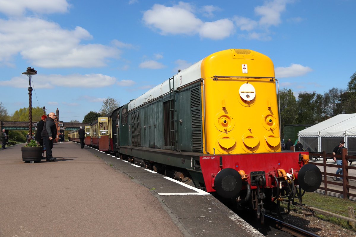 JosephB_05's tweet photo. Another event I forgot about!!! 
The @GcrGreat’s Spring Diesel Gala featuring D6700 &amp; 55009 (well, kind of) as guest locos. A well-spent day behind 37714 &amp; 6700, D5185, D8098 &amp; 55009 (briefly). | 30.4.22 | #GCR #GreatCentralRailway #Class37 #Class55 https://t.co/fNClavy4AX