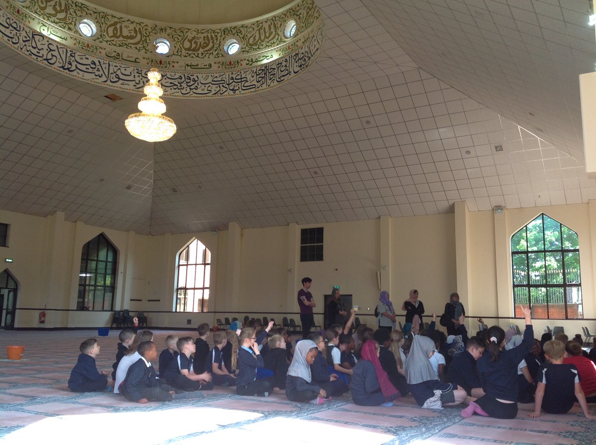 InglehurstJun's tweet photo. Y4 really enjoyed their visit to the Leicester Central Mosque this morning as part of their RE learning. They asked some brilliant questions and showed excellent listening! Well done! #IJSYear4 https://t.co/iHY29Ju5Jn