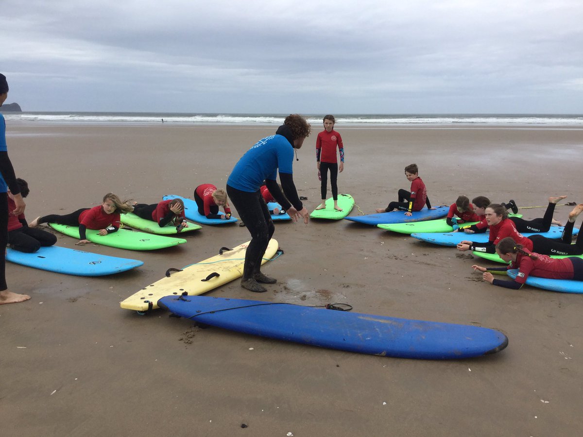 llanrhidianp's tweet photo. The sun is shining ☀️ 2nd group are ready and practising 🏄‍♀️ Very proud of our ambitious pupils ☀️ not just developing their surf skills but developing their confidence and resilience 🏄‍♂️ @surfschoolwsf #LlanHealth #LlanCom #LlanFun #LlanPryCop https://t.co/klTtEUHNs8