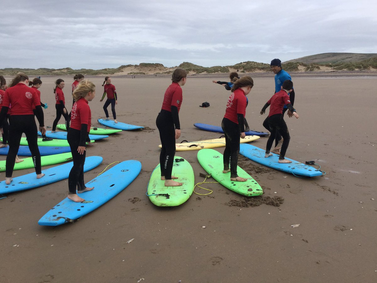 llanrhidianp's tweet photo. The sun is shining ☀️ 2nd group are ready and practising 🏄‍♀️ Very proud of our ambitious pupils ☀️ not just developing their surf skills but developing their confidence and resilience 🏄‍♂️ @surfschoolwsf #LlanHealth #LlanCom #LlanFun #LlanPryCop https://t.co/klTtEUHNs8