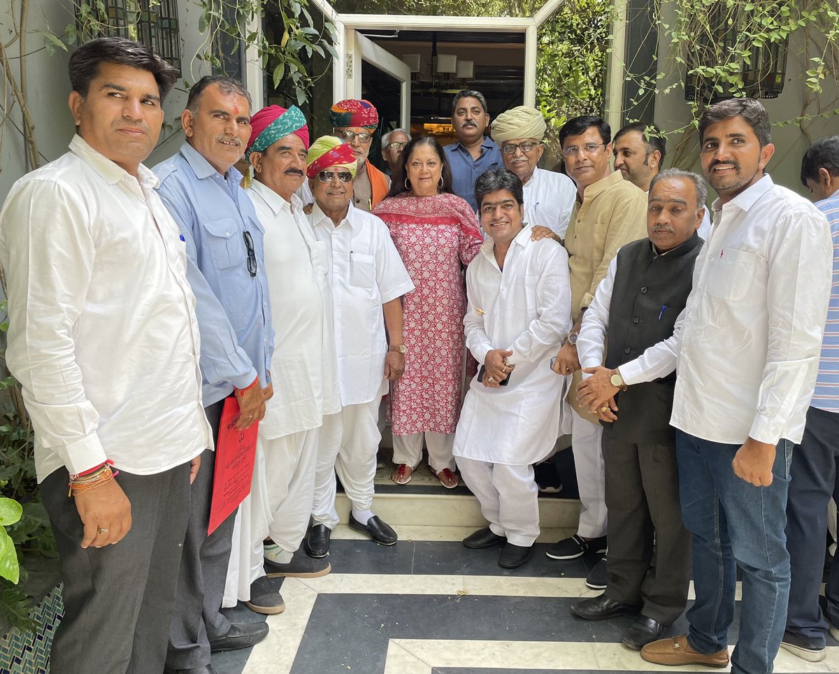 VasundharaBJP's tweet photo. आज जयपुर स्थित आवास पर पधारे भाजपा नेताओं, कार्यकर्ताओं, जनप्रतिनिधियों व आमजन से मुलाकात की। ये कार्यकर्ता ही हमारी ताकत हैं तथा इनका समर्पण भाव ही भाजपा परिवार की सफलता का मंत्र है।

#BJP4Rajasthan https://t.co/5KEmKYar8j