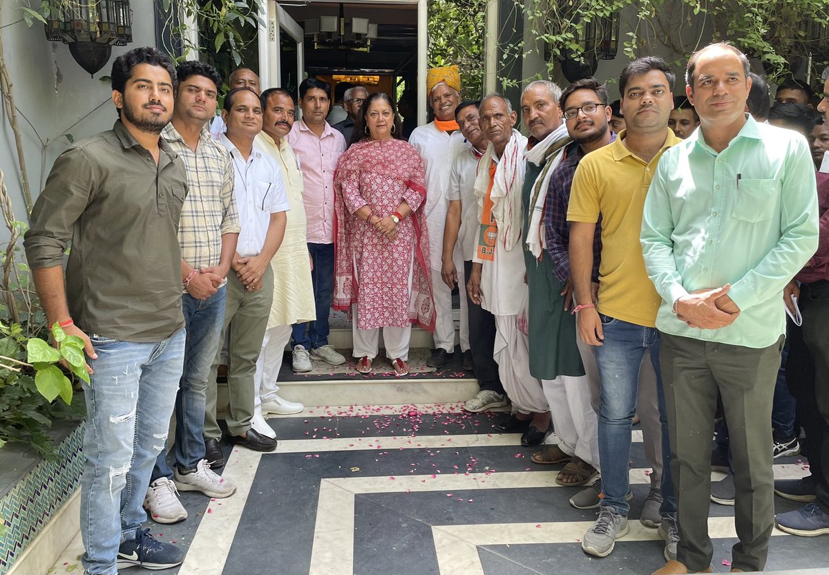 VasundharaBJP's tweet photo. आज जयपुर स्थित आवास पर पधारे भाजपा नेताओं, कार्यकर्ताओं, जनप्रतिनिधियों व आमजन से मुलाकात की। ये कार्यकर्ता ही हमारी ताकत हैं तथा इनका समर्पण भाव ही भाजपा परिवार की सफलता का मंत्र है।

#BJP4Rajasthan https://t.co/5KEmKYar8j