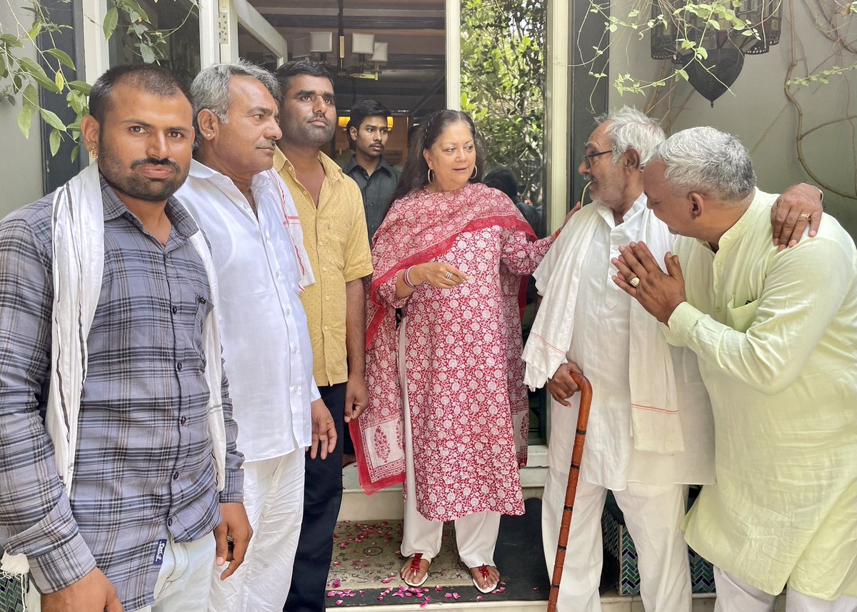 VasundharaBJP's tweet photo. आज जयपुर स्थित आवास पर पधारे भाजपा नेताओं, कार्यकर्ताओं, जनप्रतिनिधियों व आमजन से मुलाकात की। ये कार्यकर्ता ही हमारी ताकत हैं तथा इनका समर्पण भाव ही भाजपा परिवार की सफलता का मंत्र है।

#BJP4Rajasthan https://t.co/5KEmKYar8j