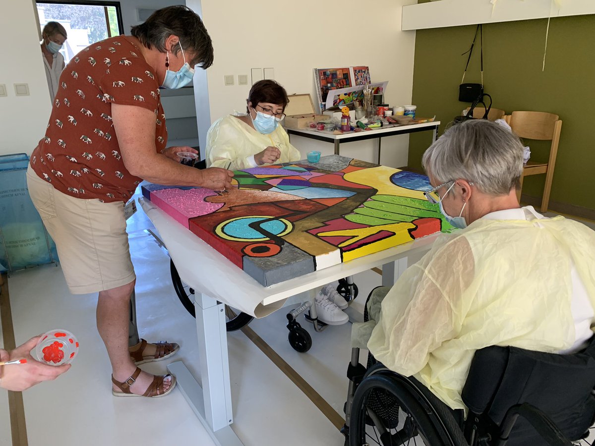rob_televisie's tweet photo. In de campus #Pellenberg van het @uzleuven werken enkele revalidanten, dat zijn mensen die revalideren van bv een amputatie, elke dinsdagmiddag aan deze kunstwerken. Het is een vorm van “creatieve therapie”, de mensen vertellen hun verhaal via hun schilderwerk. #robtv #robnieuws https://t.co/swfTACPEfH