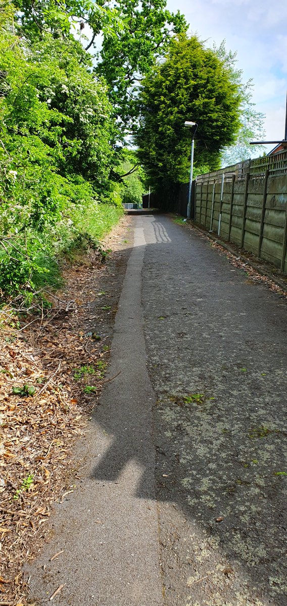BrandwoodWMP's tweet photo. Weapon sweep conducted on Eagle Croft and Druids Lane nothing found #keepingthecommunitysafe #oneknifeonelife @GuardianWMP 🚔👍👮‍♀️ https://t.co/kDHNONvryb
