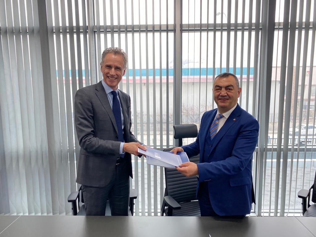 MSI_Dergisi's tweet photo. Partnership Agreement between KIM Technologies and TenCate Advanced Armour
➡️ For the rest of this news article click here: https://t.co/ASWO6cSSsA
#msitdr #KIMtechnology #defenceindustry #armour #composite
@mbuyuksimitci @TenCateArmour https://t.co/O5aUtcw682
