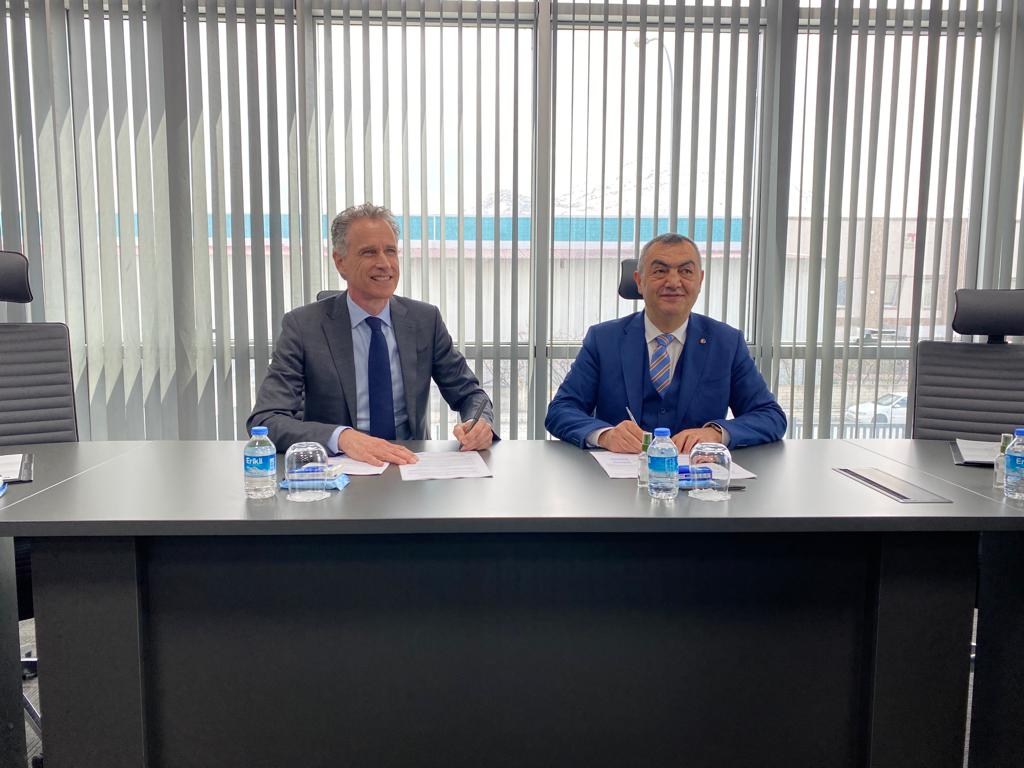 MSI_Dergisi's tweet photo. Partnership Agreement between KIM Technologies and TenCate Advanced Armour
➡️ For the rest of this news article click here: https://t.co/ASWO6cSSsA
#msitdr #KIMtechnology #defenceindustry #armour #composite
@mbuyuksimitci @TenCateArmour https://t.co/O5aUtcw682