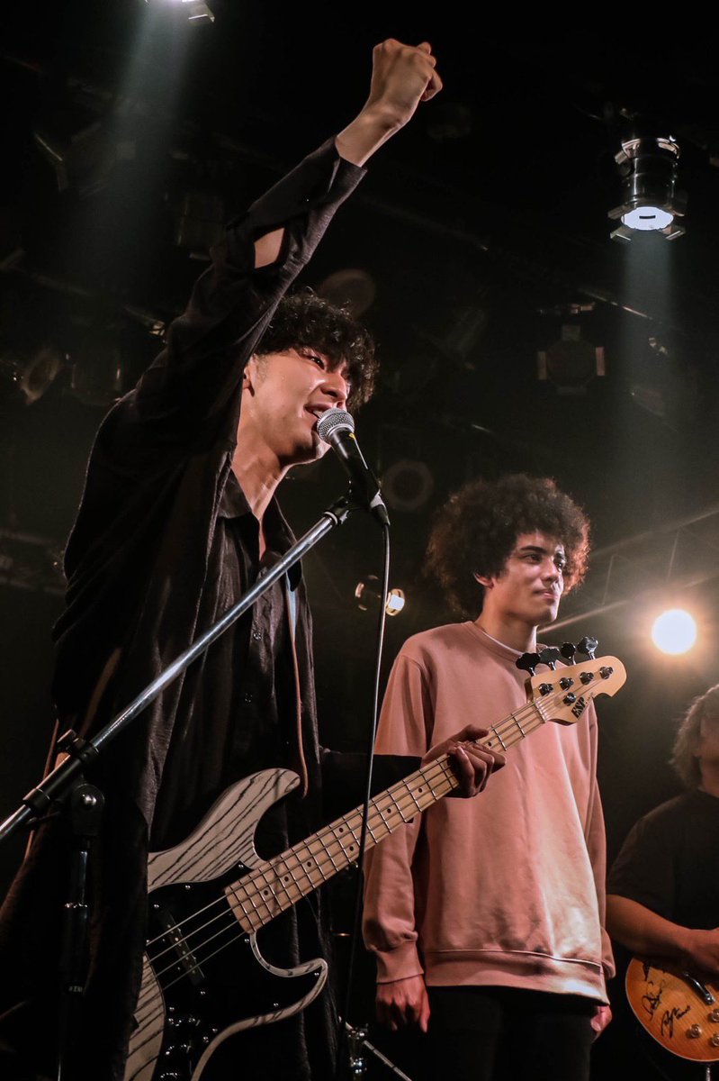 akioHymanLed's tweet photo. 他のメンバーが盛り上げてる時は、直立不動になるタイプのボーカルです。

@lastliqueur 
カメラ📷@mio_photocam https://t.co/aYOic7QRK2