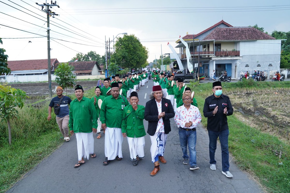 prialiaa's tweet photo. Kali ini Sahabat Ganjar unjuk kekuatan dengan menggelar Apel Akbar di Jawa Timur. Kabupaten Jombang..dilakukan bersama ribuan santri #ApelAkbarSaGaJatim https://t.co/NlZy6IY4m9