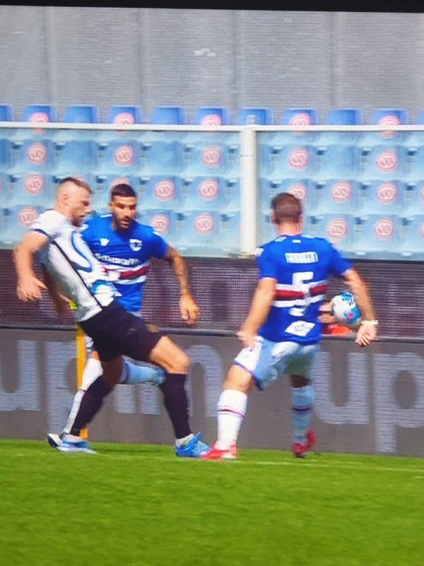 MotorsporIT's tweet photo. #Milan, sei stata la più brava, ma quanto aiuti. Inter e Roma le più penalizzate. Nerazzurri sfortunati con arbitri ed episodi, i rossoneri vincono alla lotteria. https://t.co/wXcLHDH34J https://t.co/L8a45rBEhh