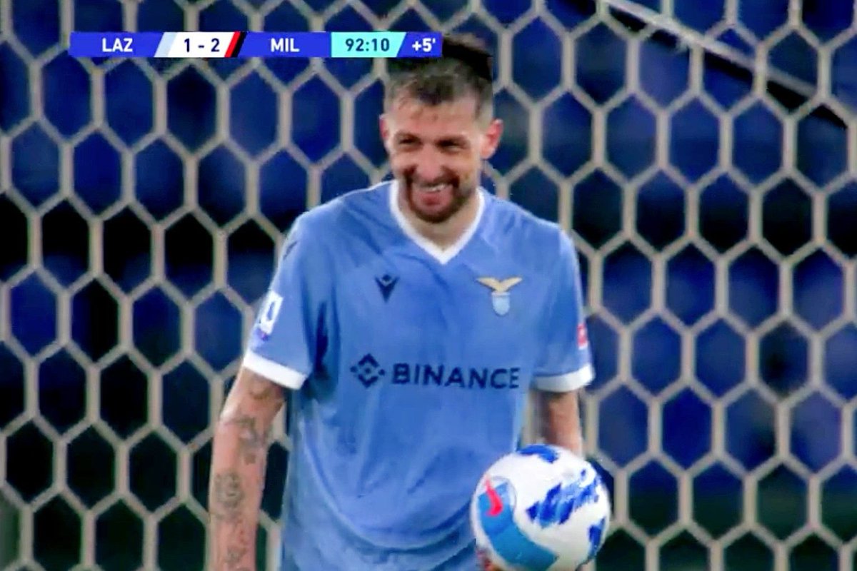 MotorsporIT's tweet photo. #Milan, sei stata la più brava, ma quanto aiuti. Inter e Roma le più penalizzate. Nerazzurri sfortunati con arbitri ed episodi, i rossoneri vincono alla lotteria. https://t.co/wXcLHDH34J https://t.co/L8a45rBEhh