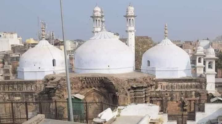 नीचे सदियों "#प्राचीन_मंदिर" का ढांचा ऊपर सिर्फ आधुनिक #गोल_गुमब्द का सांचा,,
"#आंख_का_अंधा" भी बता देगा ये मंदिर है,, #ज्ञानवापी को लेकर यूं ही नहीं हंगामा मचा बरपा है,, #अयोध्याजी तो हम जीत गए हैं ये मथुरा जीतने की आहट है #सनातनियों !! 😊😍💐   #सनातन_हमारी_पहचान