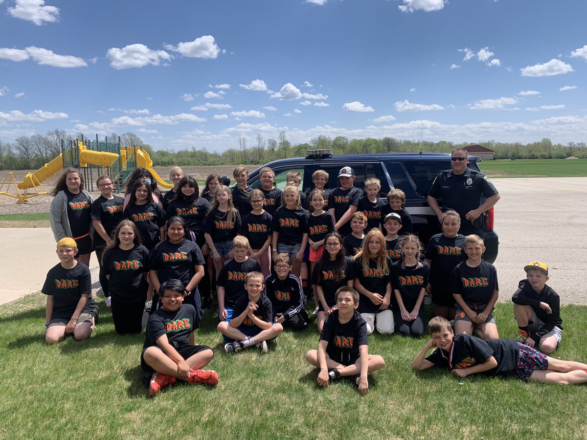 SweereEmma's tweet photo. DARE graduation for the 5th grade! What a great way to end 10 weeks of learning😁 #reedsvillesd https://t.co/zeGTMYaD0v