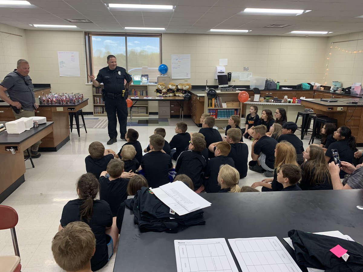 SweereEmma's tweet photo. DARE graduation for the 5th grade! What a great way to end 10 weeks of learning😁 #reedsvillesd https://t.co/zeGTMYaD0v