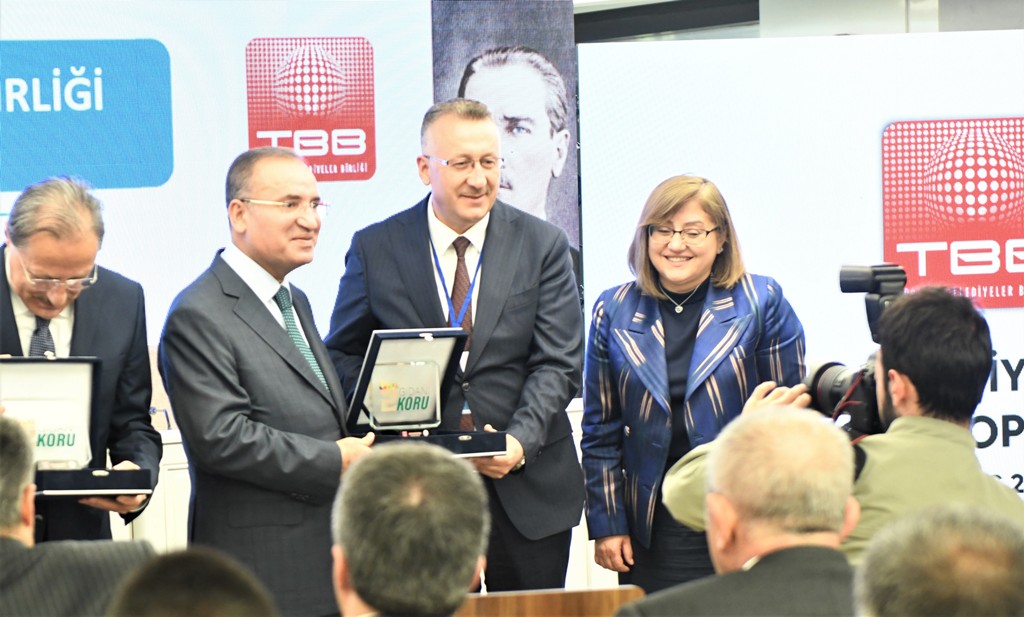 ISIKSUMUTLU's tweet photo. Ödülümüzü Adalet Bakanımız Sn. @bybekirbozdag ve @TBB Başkanımız Sn. @FatmaSahin'den aldık. 

Kendilerine çok teşekkür ediyor, şükranlarımı sunuyorum.

#ŞehrinKalbiAdapazarı
#AdapazarındaHayatVar https://t.co/uSZ3CHYXdq