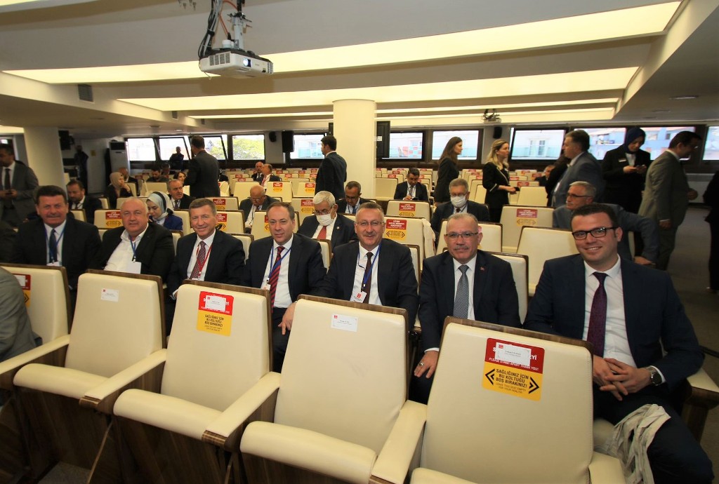 ISIKSUMUTLU's tweet photo. Ödülümüzü Adalet Bakanımız Sn. @bybekirbozdag ve @TBB Başkanımız Sn. @FatmaSahin'den aldık. 

Kendilerine çok teşekkür ediyor, şükranlarımı sunuyorum.

#ŞehrinKalbiAdapazarı
#AdapazarındaHayatVar https://t.co/uSZ3CHYXdq