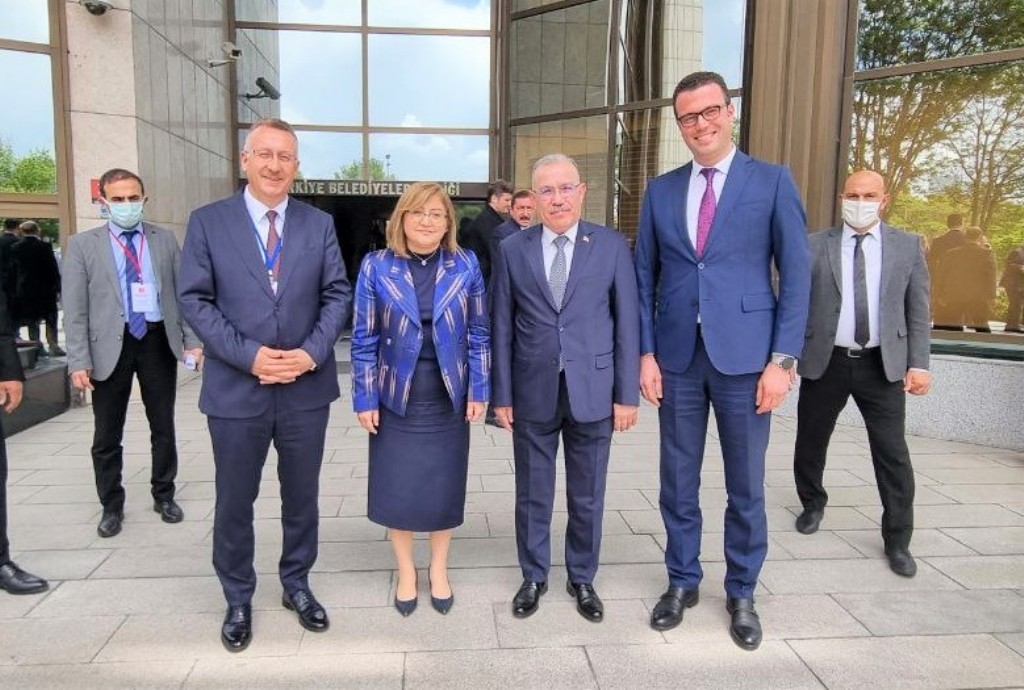 ISIKSUMUTLU's tweet photo. Ödülümüzü Adalet Bakanımız Sn. @bybekirbozdag ve @TBB Başkanımız Sn. @FatmaSahin'den aldık. 

Kendilerine çok teşekkür ediyor, şükranlarımı sunuyorum.

#ŞehrinKalbiAdapazarı
#AdapazarındaHayatVar https://t.co/uSZ3CHYXdq