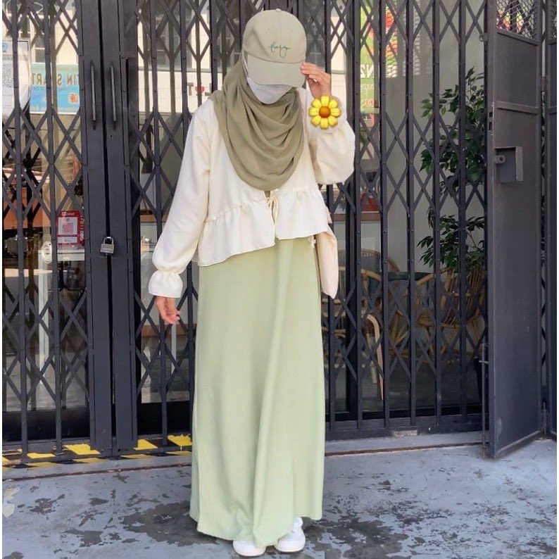 peachybunie's tweet photo. You never realise how important an inner dress is until you own a crop top or a short cardigan 😤

On shopee.                   On her. https://t.co/A7oxZ950EH