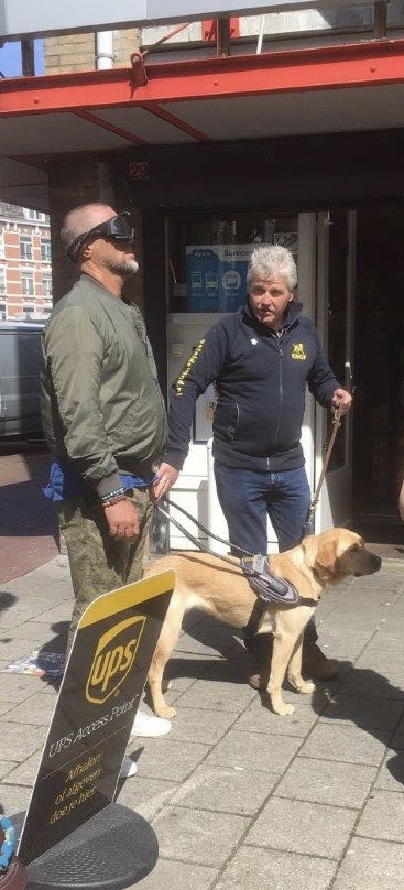 KeesTingeling's tweet photo. Twee jaar geleden mocht ik John de Wolf inwijden in de wereld van de geleidehond en opvallend dat hij zelfs in ‘het hol van de leeuw’ zoveel fans heeft #Dappermarkt #training #geleidehond #mudmasters @JdWolf_Official
@KNGFGeleidehond https://t.co/lH2ZVjS4kc