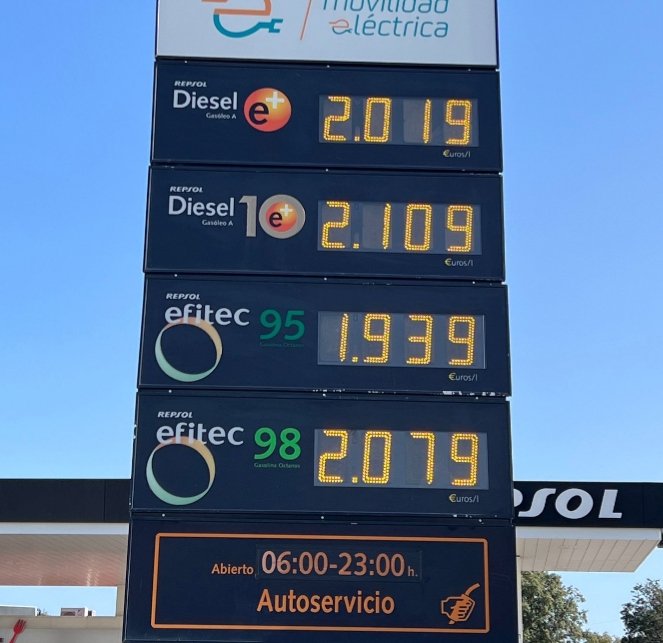 jb_pozo's tweet photo. Seguid hablando del Rey ,de Chanel y de la regla , que mientras tanto el AUTÓCRATA nos la mete doblada. https://t.co/HG5IZoB7SM