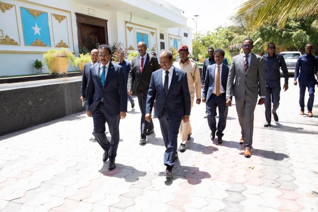 sntvnews1's tweet photo. PICTURES: The outgoing President H.E @M_Farmaajo has on Tuesday received at State House the President-elect H.E @HassanSMohamud.
#Somalia https://t.co/LE3Y0dNmLE