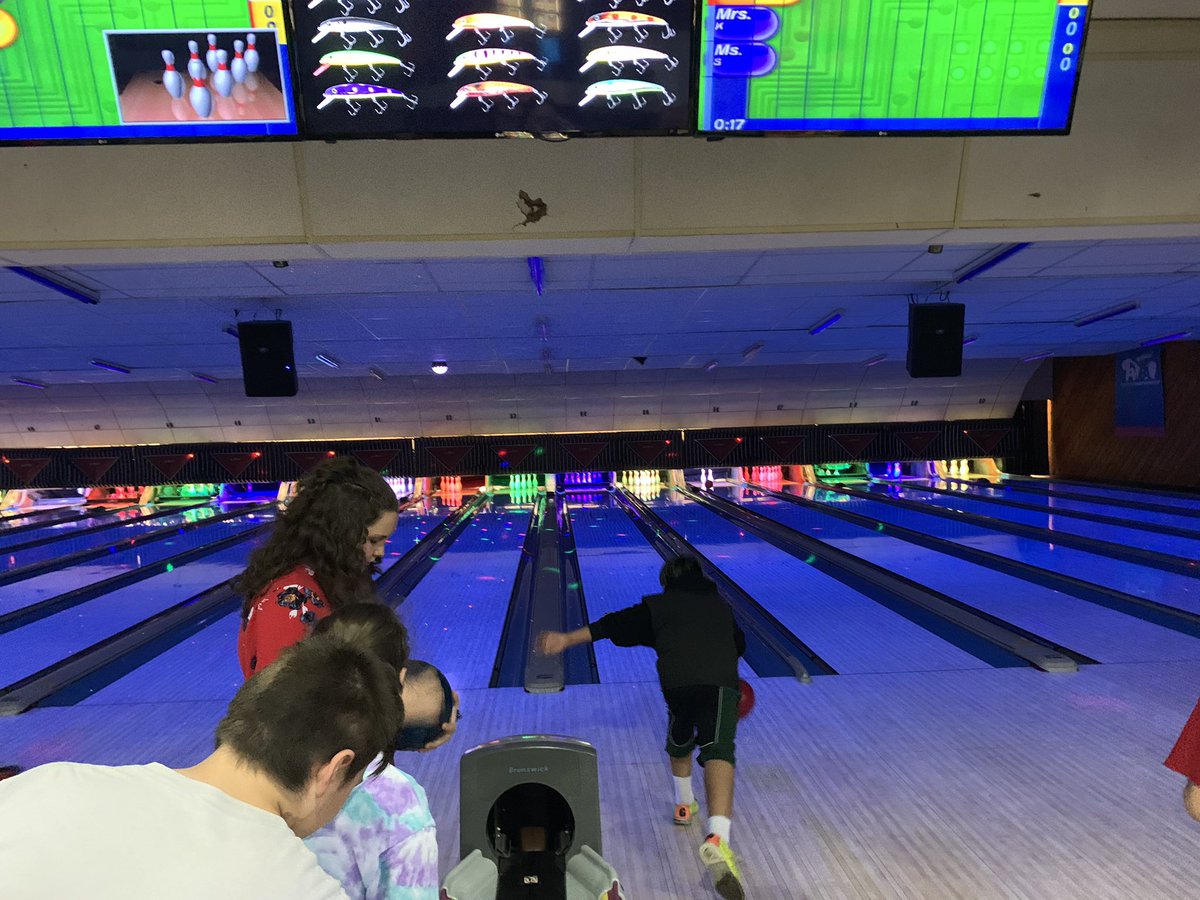 SweereEmma's tweet photo. Spent Friday bowling with the 5th and 6th grade! #reedsvillesd https://t.co/X6pz1gpobe
