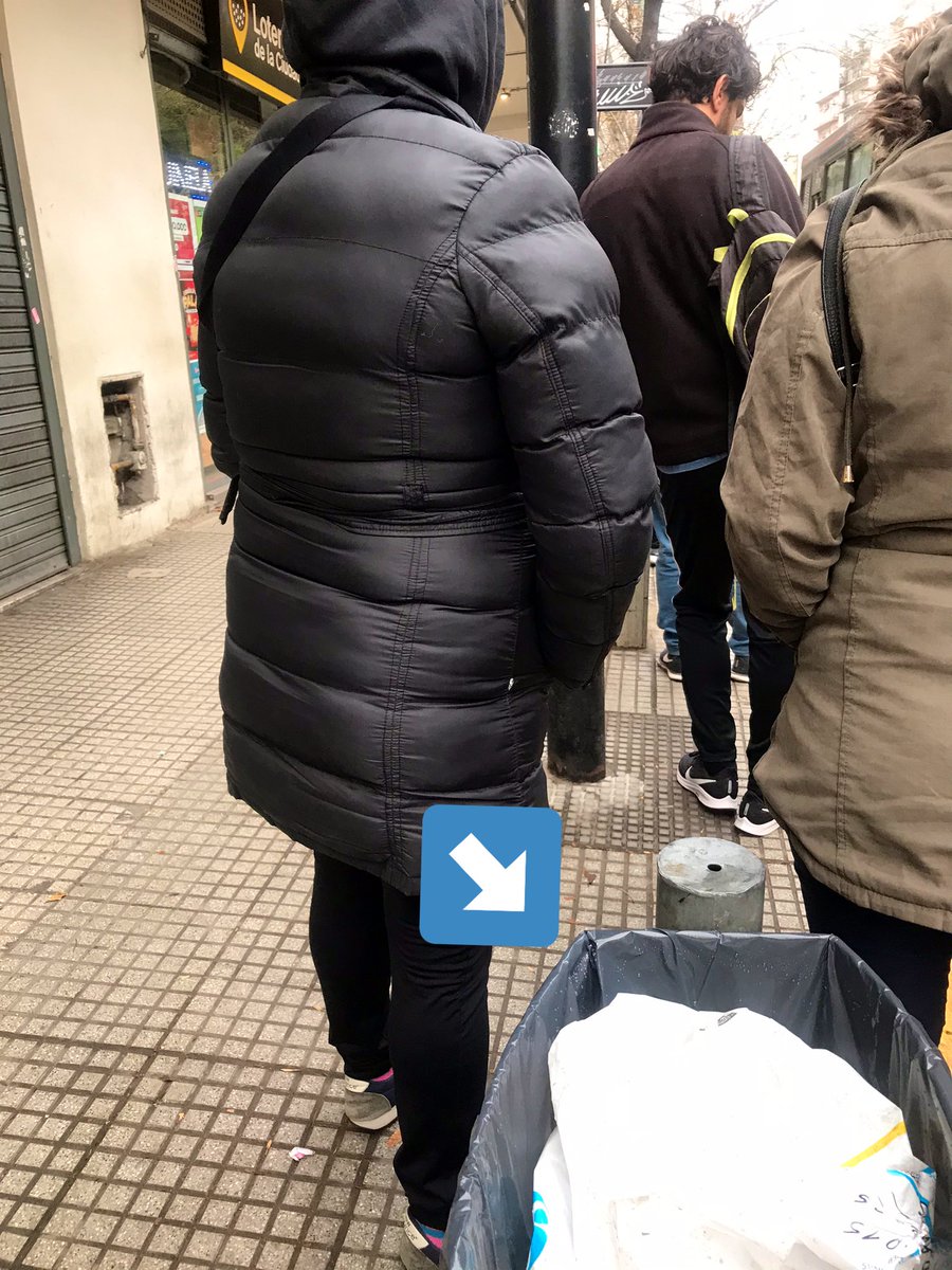 LuliCeccarelli's tweet photo. La señora que tiro el papel del caramelo AL PISO. El tacho a 5cm.
Sin palabras. https://t.co/hWxo4YYlpV