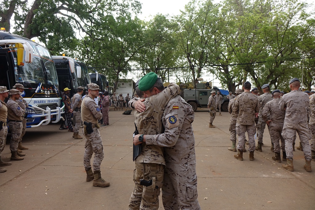EMADmde's tweet photo. Con la misión cumplida💪 y dejando el prestigio de España🇪🇸 muy alto, la 1️⃣ rotación de @eutmmali1 XIX vuelve a casa.
El XX contingente continuará trabajando por la estabilidad en el #Sahel.¡Bienvenidos a Mali🇲🇱! 🇪🇺🤝🇲🇱🤝🇪🇸 @EjercitoTierra 
@Armada_esp #MOPS https://t.co/SIWBfMpLub