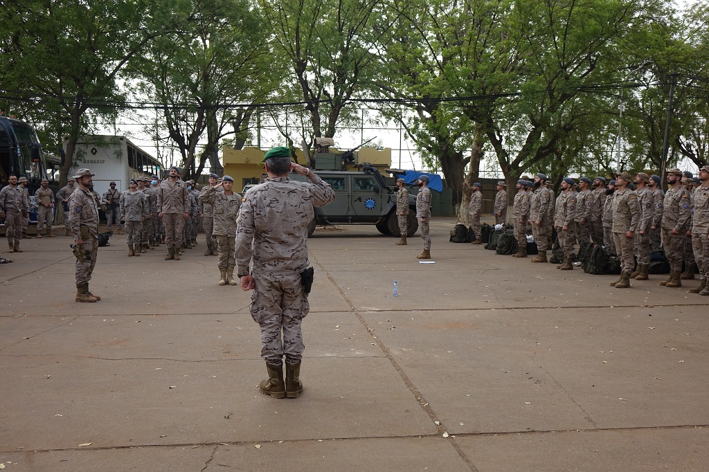 EMADmde's tweet photo. Con la misión cumplida💪 y dejando el prestigio de España🇪🇸 muy alto, la 1️⃣ rotación de @eutmmali1 XIX vuelve a casa.
El XX contingente continuará trabajando por la estabilidad en el #Sahel.¡Bienvenidos a Mali🇲🇱! 🇪🇺🤝🇲🇱🤝🇪🇸 @EjercitoTierra 
@Armada_esp #MOPS https://t.co/SIWBfMpLub