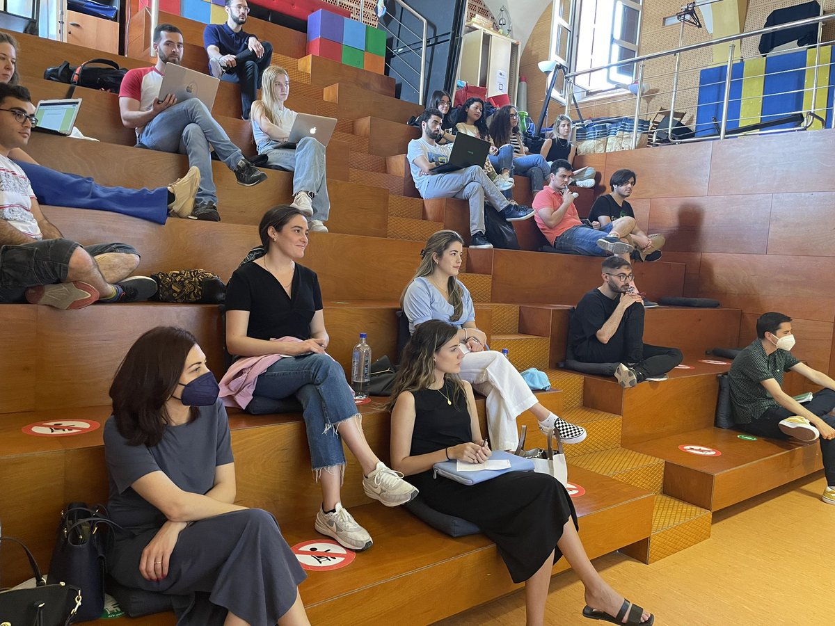 UCAM_CAV's tweet photo. Interesante charla sobre ‘Escenografía virtual en 3D en informativos de televisión’ de @DFalgas con los alumnos de @UCAM_CAV y @UCAM_Periodismo dentro de las asignaturas #ProgramasInformativos #Informaciónentelevisión https://t.co/ld5mrv5sgz