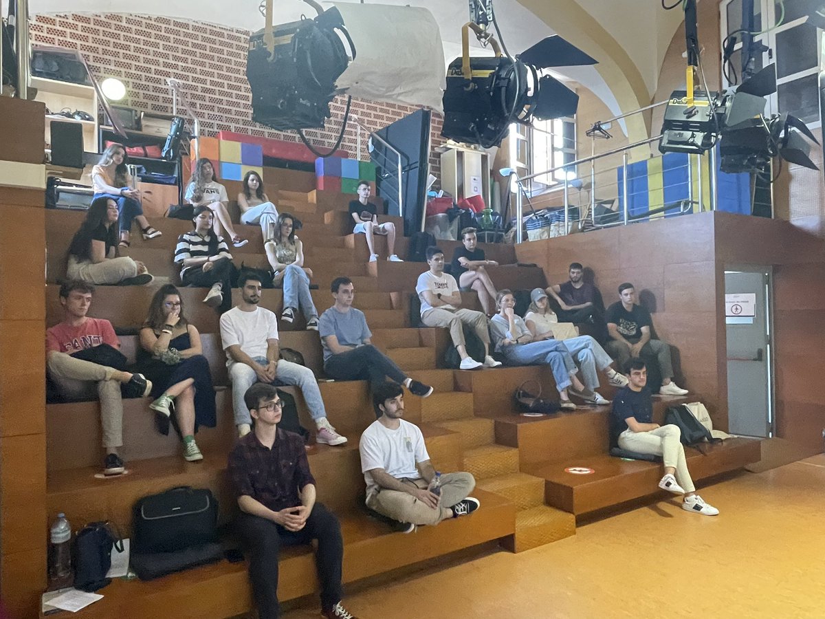 UCAM_CAV's tweet photo. Interesante charla sobre ‘Escenografía virtual en 3D en informativos de televisión’ de @DFalgas con los alumnos de @UCAM_CAV y @UCAM_Periodismo dentro de las asignaturas #ProgramasInformativos #Informaciónentelevisión https://t.co/ld5mrv5sgz