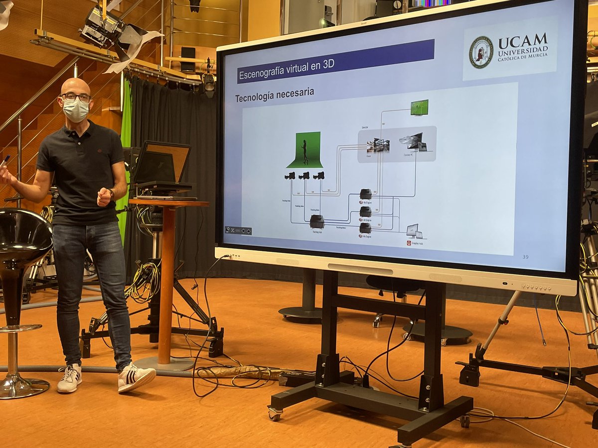 UCAM_CAV's tweet photo. Interesante charla sobre ‘Escenografía virtual en 3D en informativos de televisión’ de @DFalgas con los alumnos de @UCAM_CAV y @UCAM_Periodismo dentro de las asignaturas #ProgramasInformativos #Informaciónentelevisión https://t.co/ld5mrv5sgz