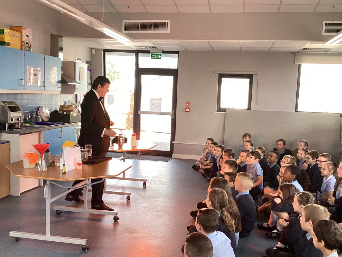 MissSmithRAV's tweet photo. The name's James, @JamesBoffin.
Thank you for an awesome afternoon jam-packed full of science experiments &amp; exploding coke bottles!
Year 4 had the best time 🧪🧑‍🔬⚡️ https://t.co/WMqL62t5CW