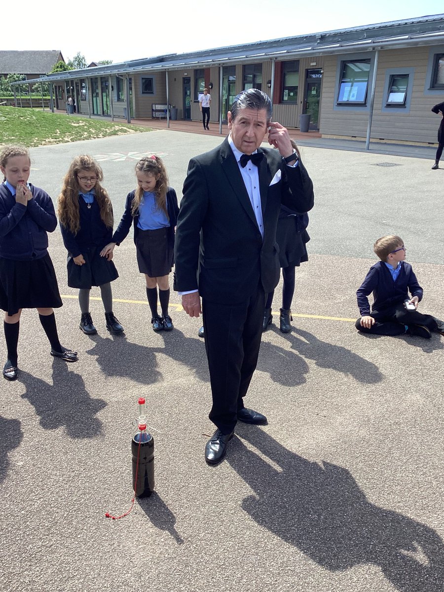 MissSmithRAV's tweet photo. The name's James, @JamesBoffin.
Thank you for an awesome afternoon jam-packed full of science experiments &amp; exploding coke bottles!
Year 4 had the best time 🧪🧑‍🔬⚡️ https://t.co/WMqL62t5CW