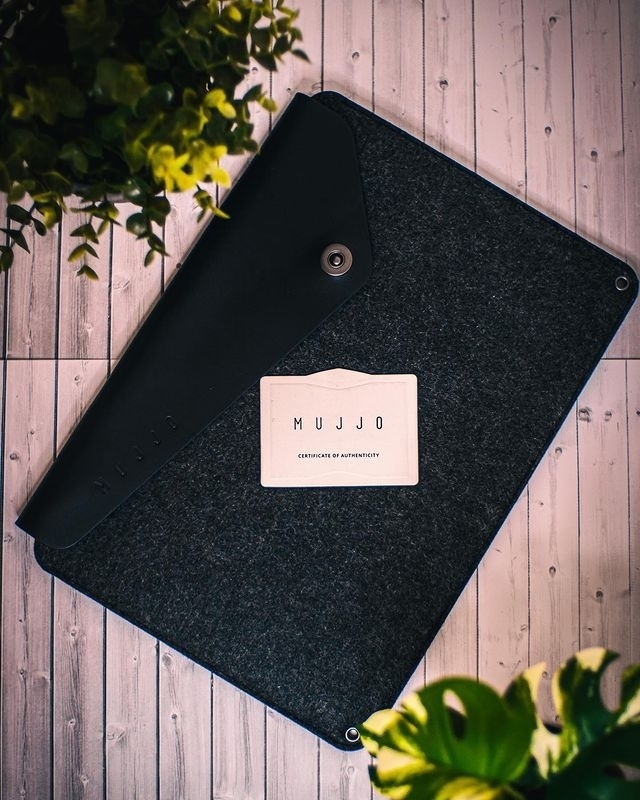 It's always been one of our most popular designs, contemporary and still remarkably simple. The 13" MacBook sleeve with integrated storage compartments, allowing you to store additional accessories as well as your MacBook/laptop.⁠
⁠
Photo by @loristu… instagr.am/p/CdqHjt-sQVo/