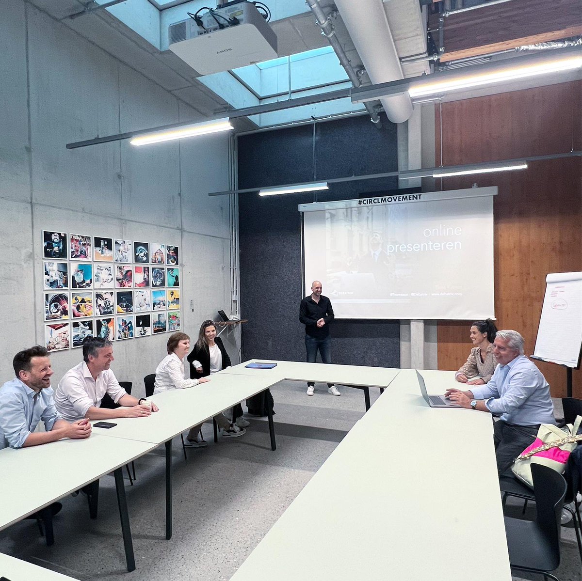 Succesvol hybride presenteren; wat zijn de valkuilen en hoe kom jij als presentator online over? @timokamst van <a href="/debatrix/">Debatrix</a> vertelt ons de laatste trends.