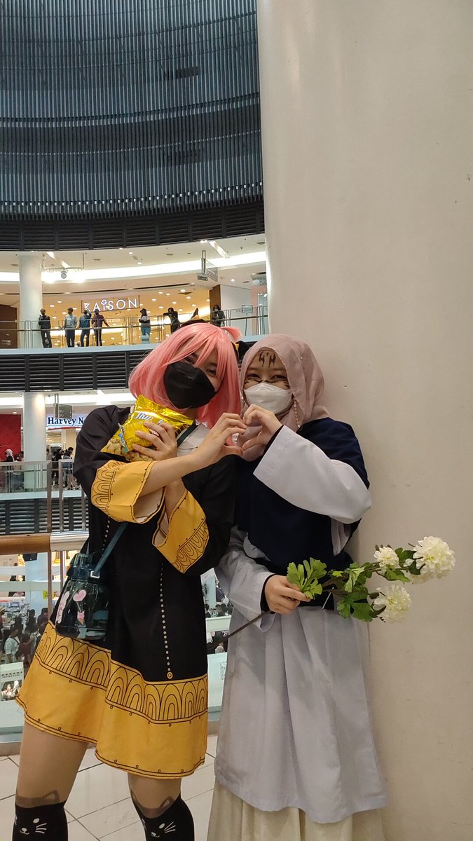 zeeavailable's tweet photo. If you see this Anya cosplayer holding white flowers, im glad to say that I gave her those flowers 😭 She has been my favourite so far!
#Animefest2022 #animefest https://t.co/K0L96AzlYQ