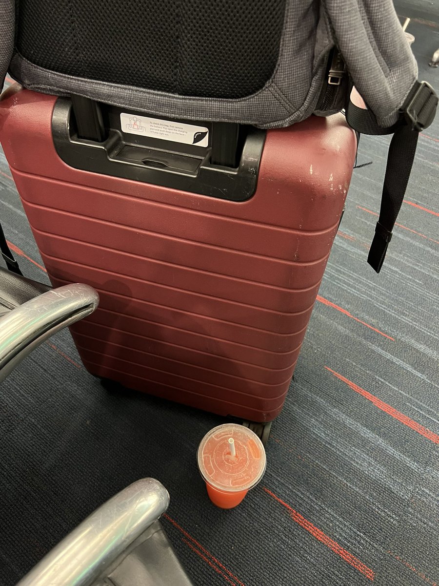 Ken_Ying's tweet photo. @away Can you please make carry on with a cup holder? A simple flip out holder at the back would be life changing! https://t.co/tA1yXPGZ3w