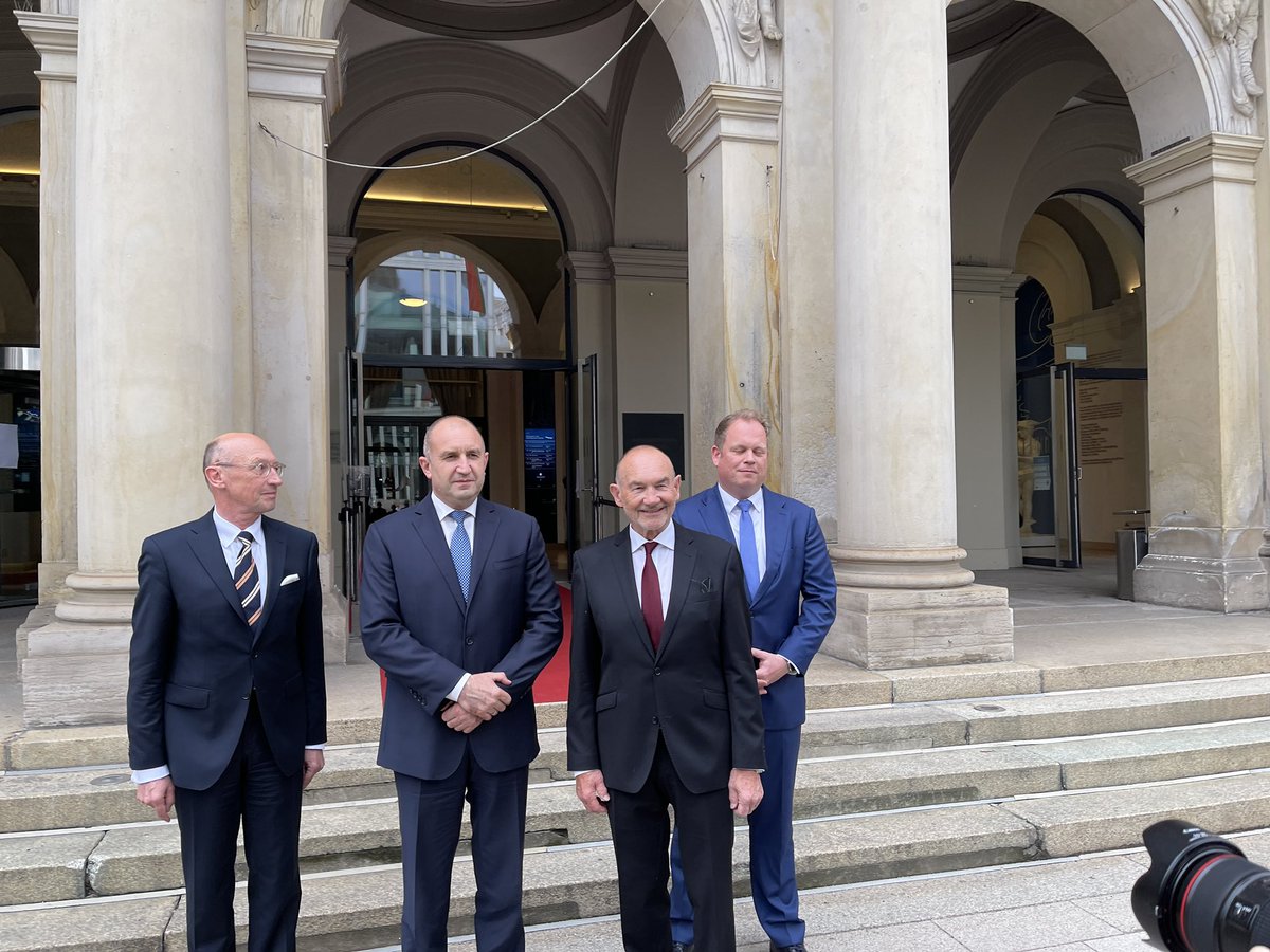 Präses Norbert Aust begrüßt den bulgarischen Staatspräsidenten Rumen Radew bei seinem Besuch in der #hkihamburg