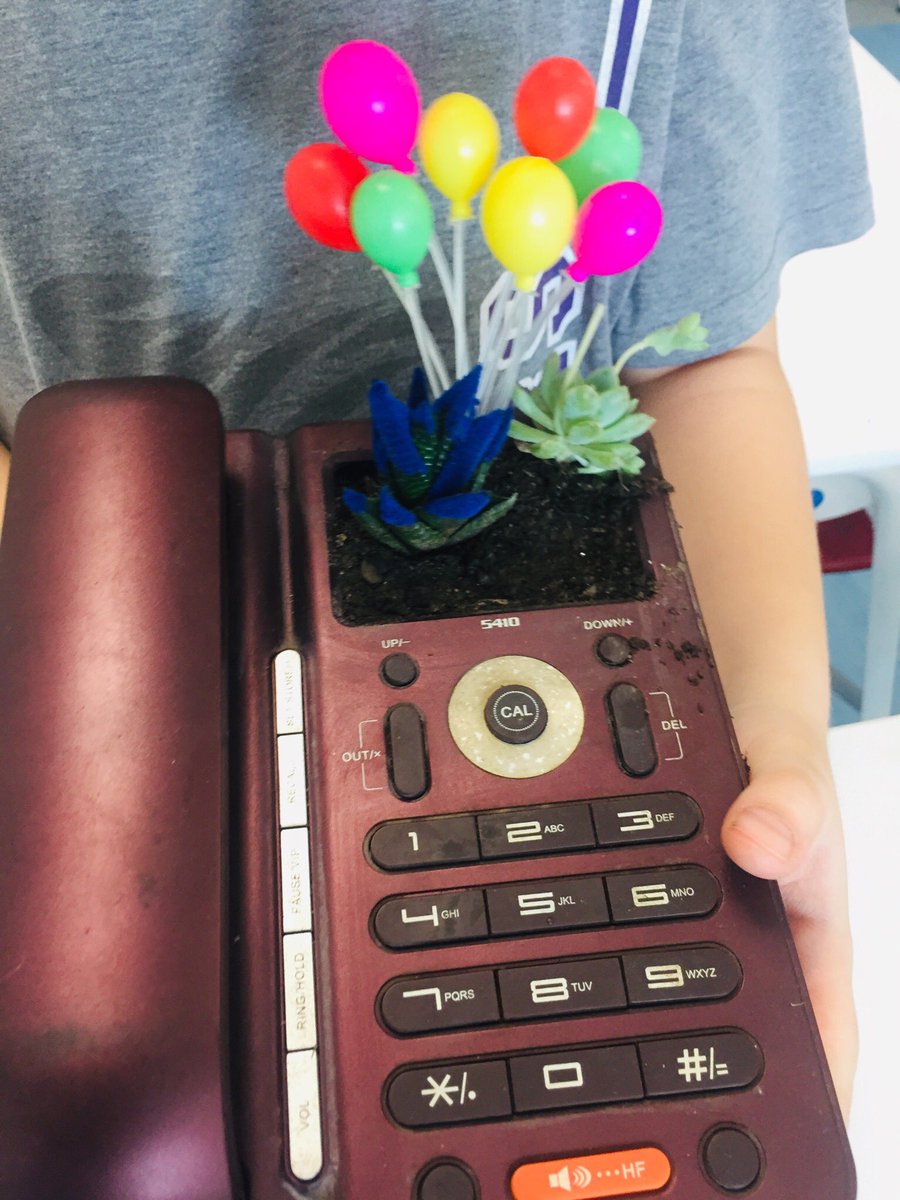 meltem22143881's tweet photo. Uğur’da Sorumlu Üretim ve Tüketim programı çerçevesinde evlerimizde kullanmadığımız, eskiyen eşyalarımızı atmıyoruz, yerine yepyeni kullanabileceğimiz eşyalara dönüştürüyoruz.Hepberaber eskileri yenileme zamanı 😇😍#TrashHack @narliderekampus @tuubauysal @nesluck @fatlihann https://t.co/Zr2A0qlpUK