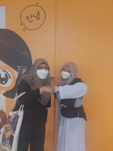 zeeavailable's tweet photo. Tysm to the people who took a picture w me yesterday!! All of you were so adorable 😭 These were some of them <33 https://t.co/jVW1GYFCaz